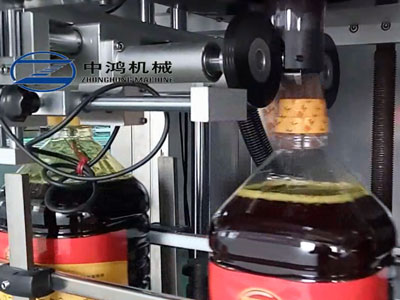 食用油瓶口套標(biāo)機